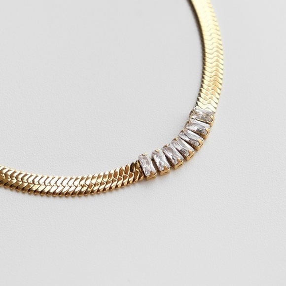 Baguette Zirconia Herringbone Bracelet | Gold plated Stainless steel - Picture 2 of 3